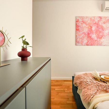 Eye Candy Romexpo 2-Bedroom With Free Parking Бухарест Екстер'єр фото