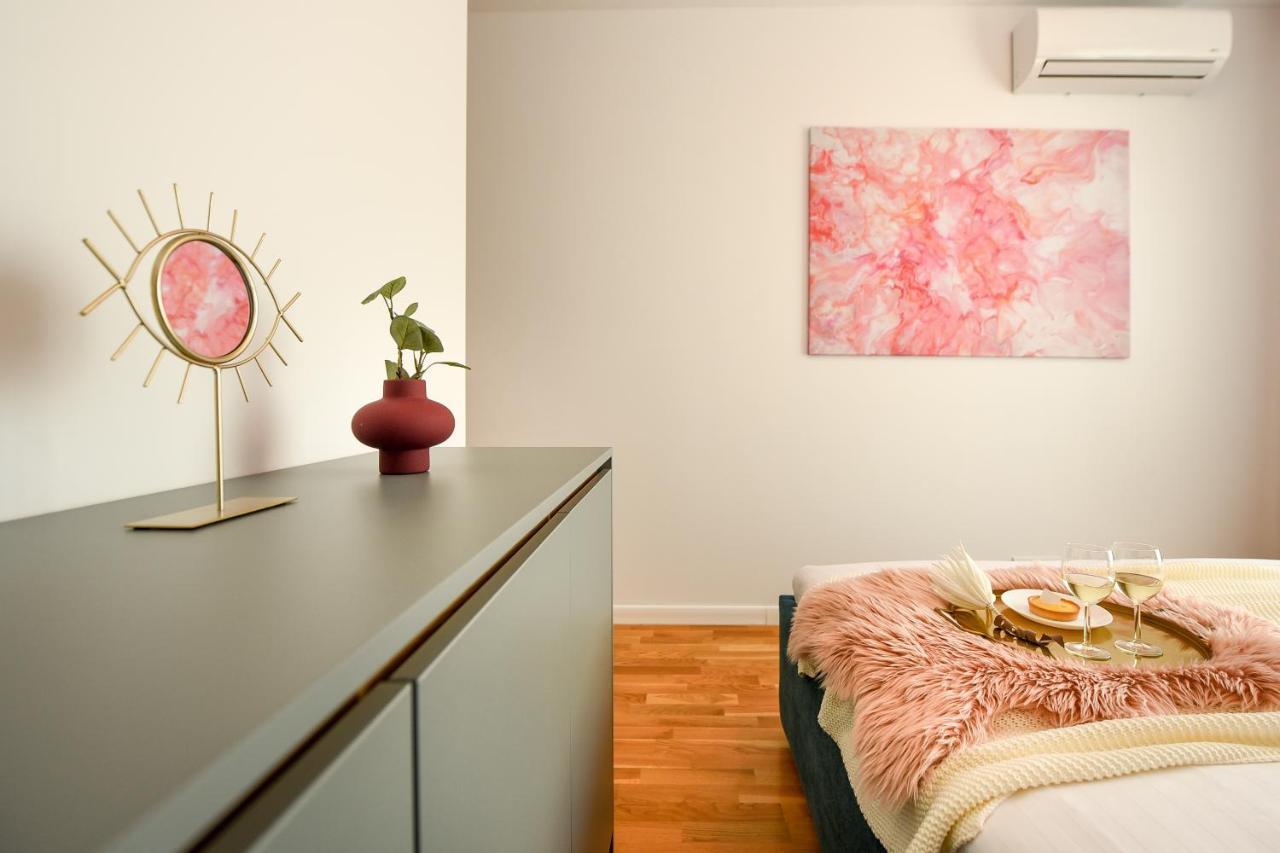 Eye Candy Romexpo 2-Bedroom With Free Parking Бухарест Екстер'єр фото