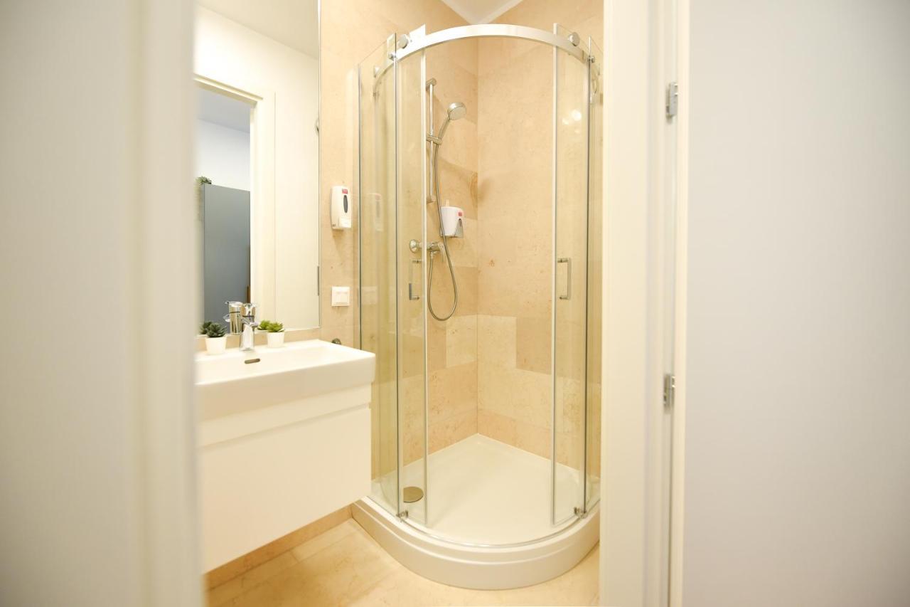 Eye Candy Romexpo 2-Bedroom With Free Parking Бухарест Екстер'єр фото